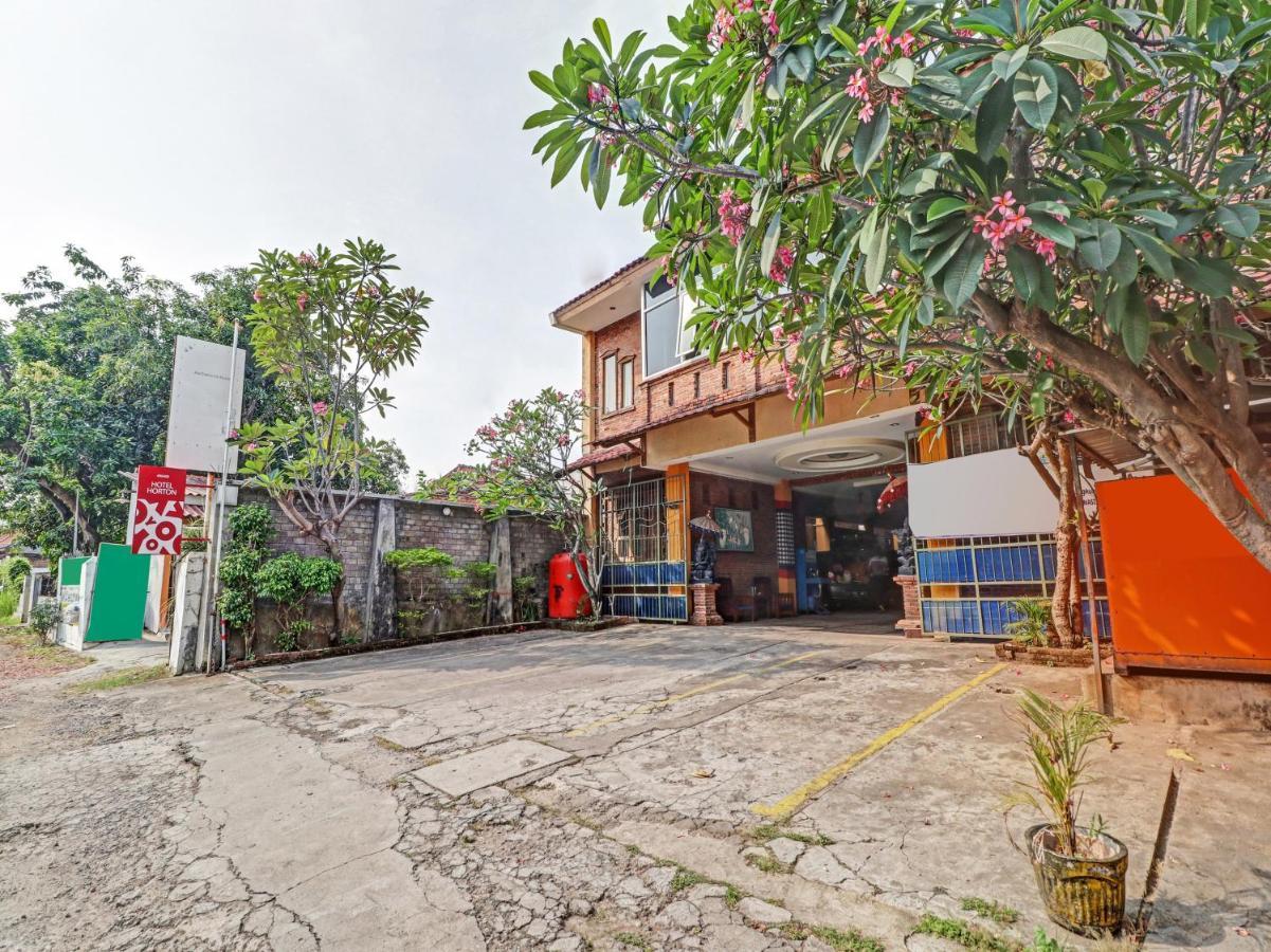 OYO 90408 Hotel Horton Cirebon Buitenkant foto