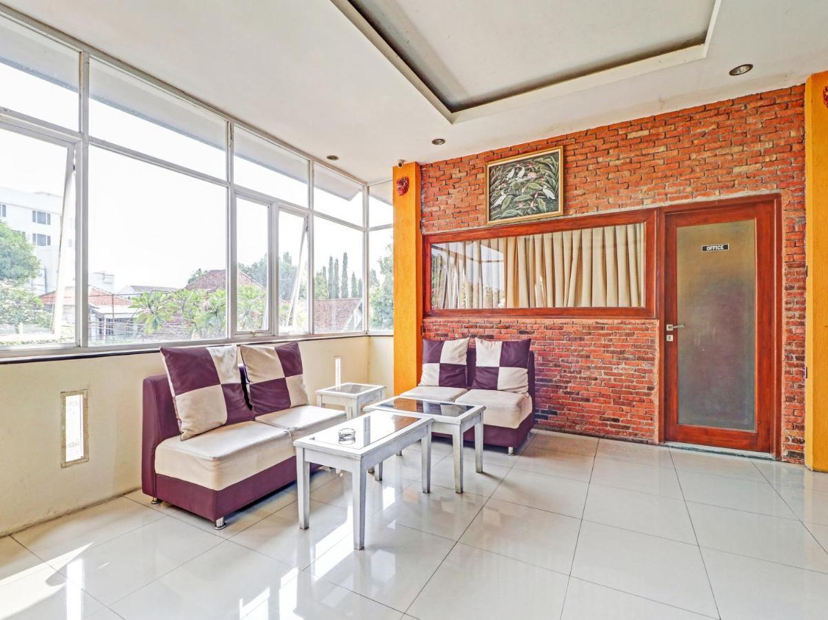 OYO 90408 Hotel Horton Cirebon Buitenkant foto