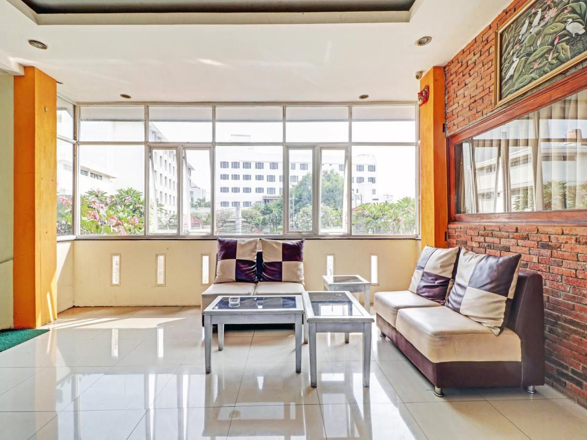 OYO 90408 Hotel Horton Cirebon Buitenkant foto